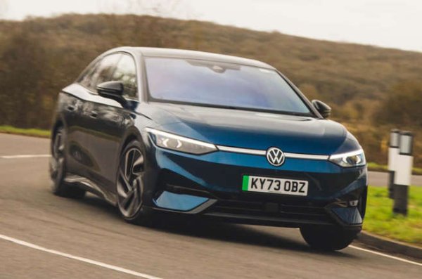 Tesla да внимава, има нов състезател от Германия. Това е електрическата алтернатива на легендарния Volkswagen Passat.  ID 7 се появи миналата година като директен съперник на Telsa Model 3, Polestar 2 и BMW i4. 

Във версията Pro S той има 86kWh батерия, която съчетана с последния мотор на фирмата AP550, обещава този невероятен пробег. За 30 минути ще вдигнете батерията от 10 на 80 процента. Цената също е конкурентна на Tesla, като стартира от 60 000 евро.